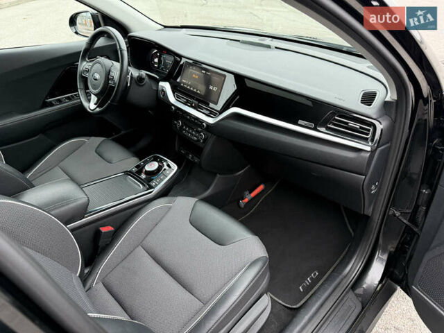 Чорний Кіа Niro, об'ємом двигуна 0 л та пробігом 71 тис. км за 22400 $, фото 32 на Automoto.ua