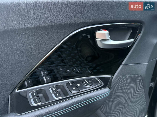 Чорний Кіа Niro, об'ємом двигуна 0 л та пробігом 123 тис. км за 17899 $, фото 28 на Automoto.ua