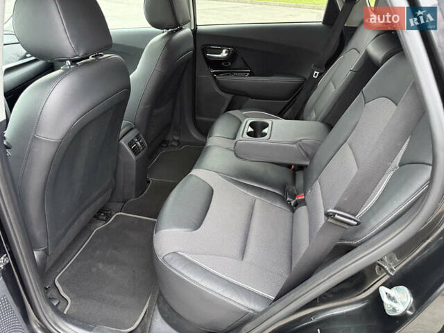 Чорний Кіа Niro, об'ємом двигуна 0 л та пробігом 71 тис. км за 22400 $, фото 26 на Automoto.ua