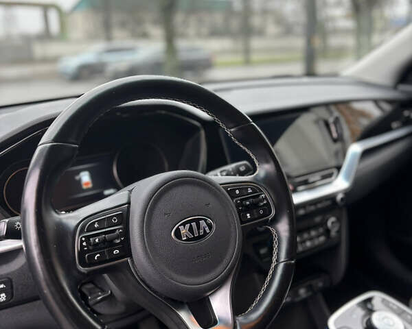 Чорний Кіа Niro, об'ємом двигуна 0 л та пробігом 93 тис. км за 18900 $, фото 15 на Automoto.ua
