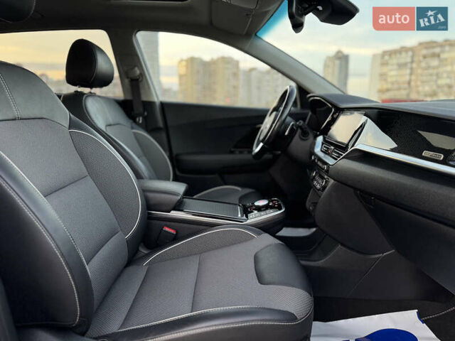 Чорний Кіа Niro, об'ємом двигуна 0 л та пробігом 155 тис. км за 20300 $, фото 40 на Automoto.ua