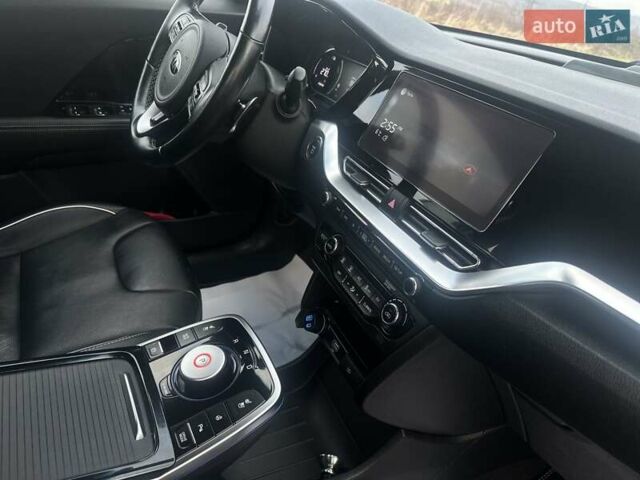 Чорний Кіа Niro, об'ємом двигуна 0 л та пробігом 117 тис. км за 18870 $, фото 41 на Automoto.ua