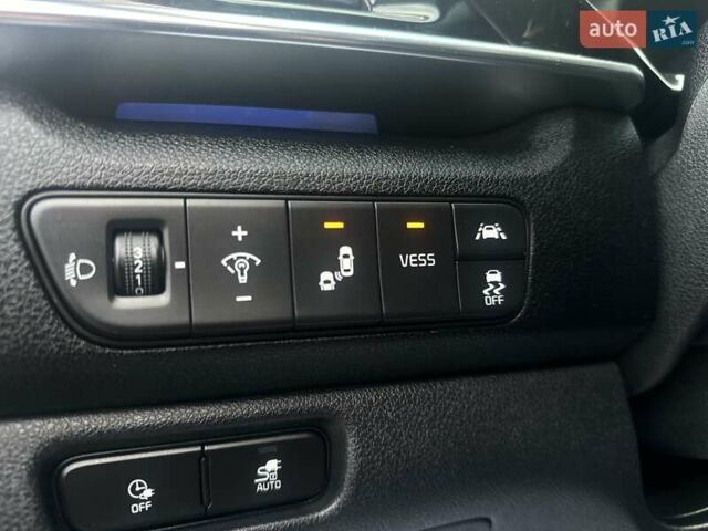 Чорний Кіа Niro, об'ємом двигуна 0 л та пробігом 117 тис. км за 18870 $, фото 32 на Automoto.ua