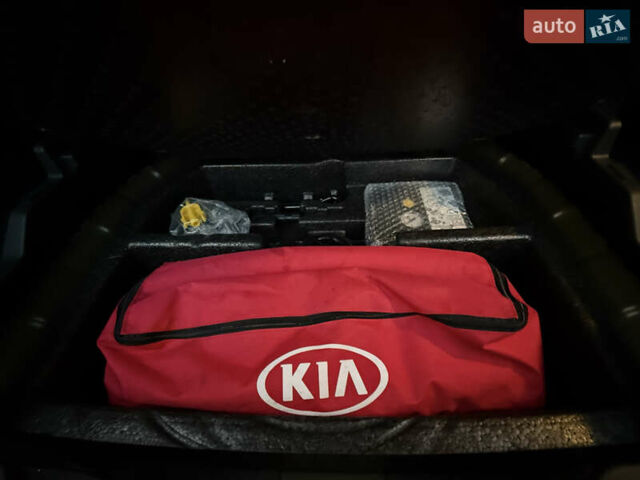 Чорний Кіа Niro, об'ємом двигуна 0 л та пробігом 78 тис. км за 19300 $, фото 21 на Automoto.ua