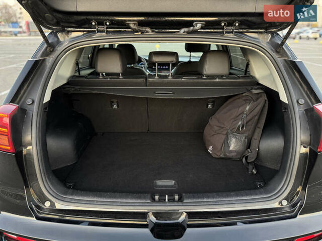 Чорний Кіа Niro, об'ємом двигуна 0 л та пробігом 155 тис. км за 20300 $, фото 55 на Automoto.ua