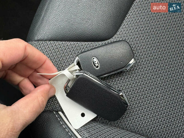 Чорний Кіа Niro, об'ємом двигуна 0 л та пробігом 143 тис. км за 17300 $, фото 6 на Automoto.ua