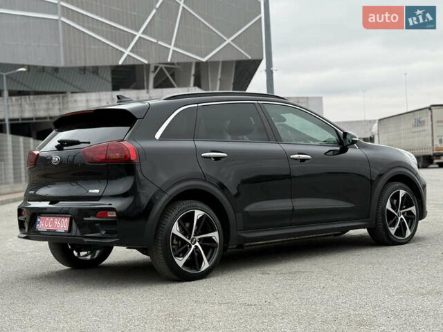 Чорний Кіа Niro, об'ємом двигуна 0 л та пробігом 71 тис. км за 22400 $, фото 7 на Automoto.ua