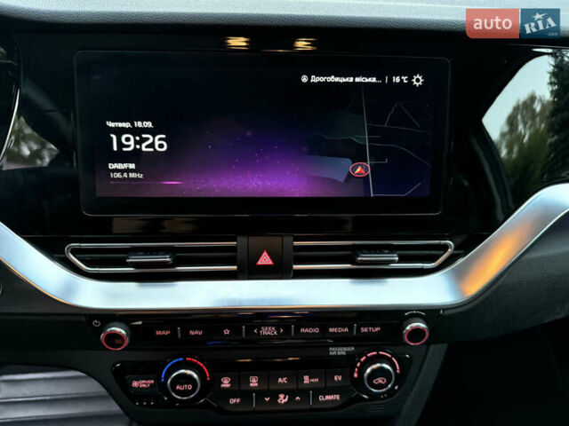 Чорний Кіа Niro, об'ємом двигуна 0 л та пробігом 123 тис. км за 17899 $, фото 3 на Automoto.ua