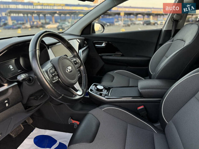Чорний Кіа Niro, об'ємом двигуна 0 л та пробігом 155 тис. км за 20300 $, фото 29 на Automoto.ua