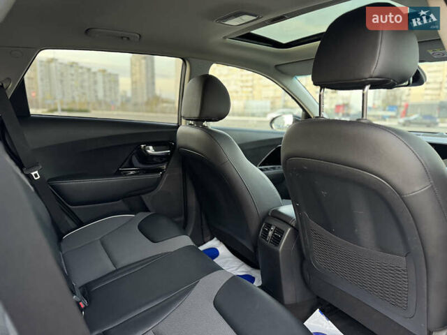 Чорний Кіа Niro, об'ємом двигуна 0 л та пробігом 155 тис. км за 20300 $, фото 49 на Automoto.ua