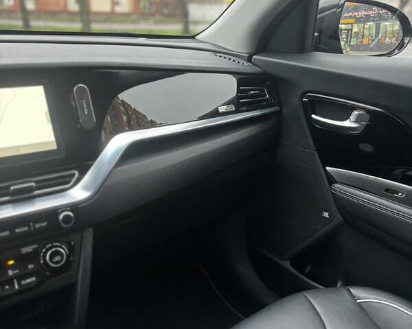 Чорний Кіа Niro, об'ємом двигуна 0 л та пробігом 93 тис. км за 18900 $, фото 13 на Automoto.ua