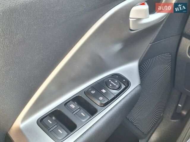 Черный Киа Niro, объемом двигателя 1.58 л и пробегом 112 тыс. км за 19700 $, фото 35 на Automoto.ua