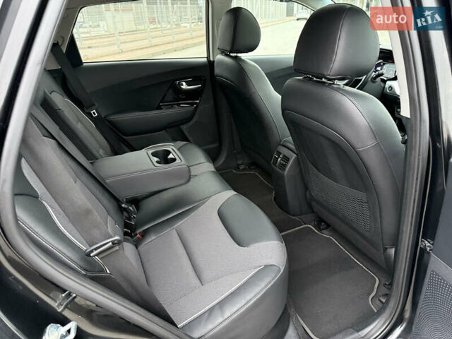 Чорний Кіа Niro, об'ємом двигуна 0 л та пробігом 71 тис. км за 22400 $, фото 29 на Automoto.ua
