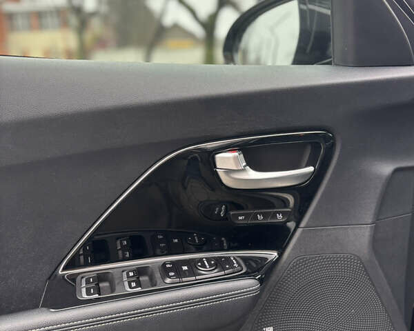 Чорний Кіа Niro, об'ємом двигуна 0 л та пробігом 93 тис. км за 18900 $, фото 18 на Automoto.ua