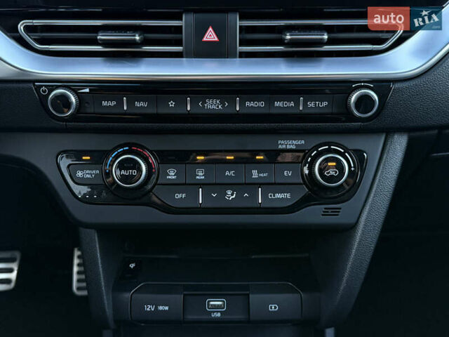 Чорний Кіа Niro, об'ємом двигуна 0 л та пробігом 88 тис. км за 24900 $, фото 74 на Automoto.ua