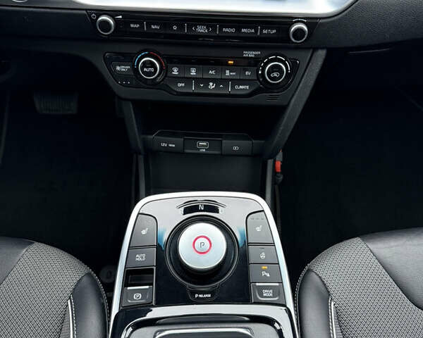 Чорний Кіа Niro, об'ємом двигуна 0 л та пробігом 71 тис. км за 22400 $, фото 35 на Automoto.ua