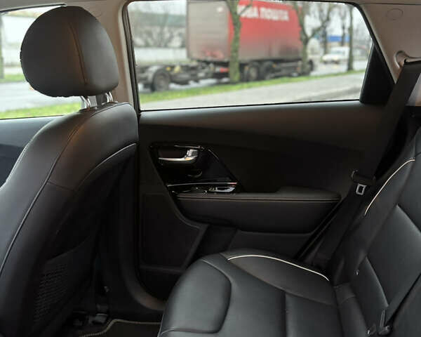 Чорний Кіа Niro, об'ємом двигуна 0 л та пробігом 93 тис. км за 18900 $, фото 21 на Automoto.ua