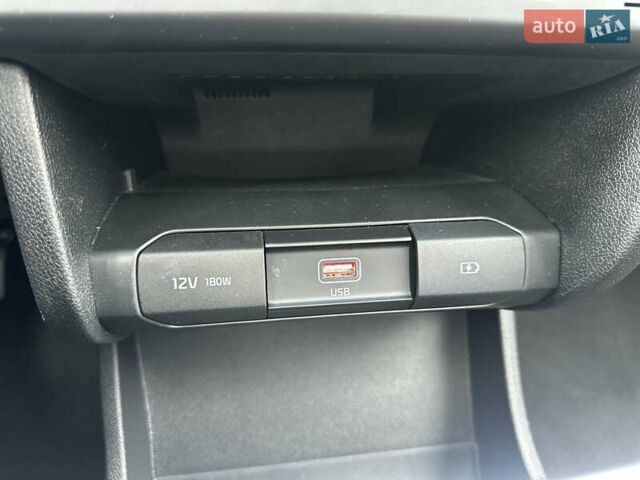 Чорний Кіа Niro, об'ємом двигуна 0 л та пробігом 154 тис. км за 19799 $, фото 18 на Automoto.ua