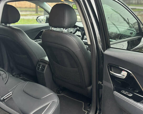 Чорний Кіа Niro, об'ємом двигуна 0 л та пробігом 93 тис. км за 18900 $, фото 24 на Automoto.ua