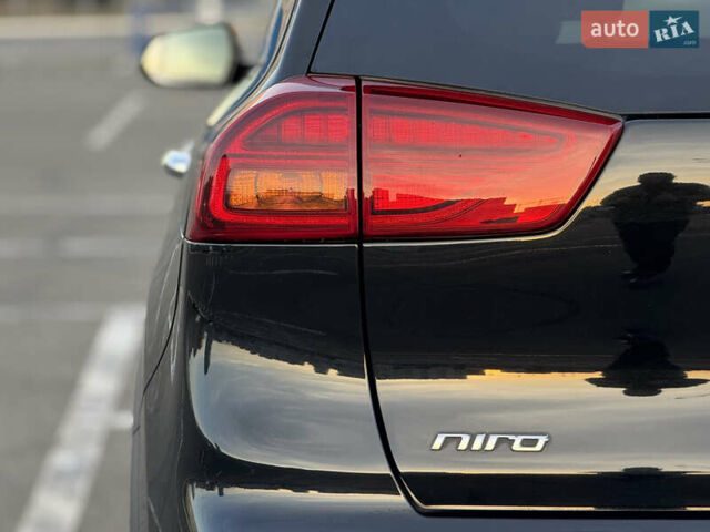 Чорний Кіа Niro, об'ємом двигуна 0 л та пробігом 155 тис. км за 20300 $, фото 24 на Automoto.ua