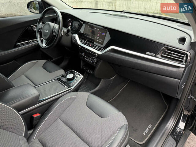Чорний Кіа Niro, об'ємом двигуна 0 л та пробігом 108 тис. км за 21850 $, фото 45 на Automoto.ua