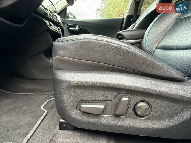 Чорний Кіа Niro, об'ємом двигуна 0 л та пробігом 80 тис. км за 22400 $, фото 16 на Automoto.ua