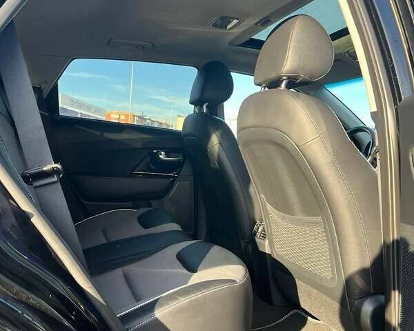 Чорний Кіа Niro, об'ємом двигуна 0 л та пробігом 72 тис. км за 22100 $, фото 7 на Automoto.ua