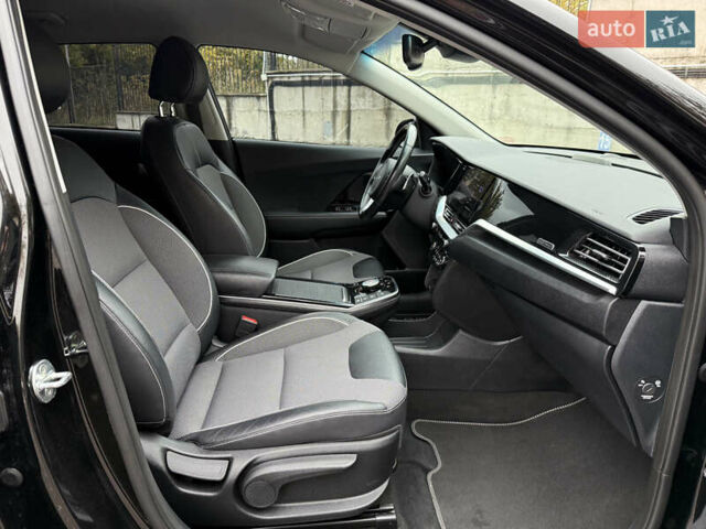 Чорний Кіа Niro, об'ємом двигуна 0 л та пробігом 108 тис. км за 21850 $, фото 44 на Automoto.ua