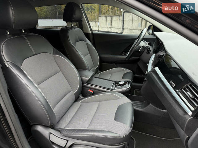 Чорний Кіа Niro, об'ємом двигуна 0 л та пробігом 108 тис. км за 21850 $, фото 49 на Automoto.ua