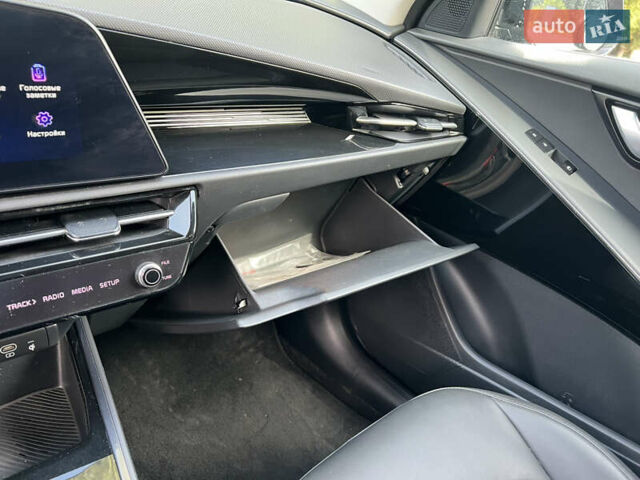Чорний Кіа Niro, об'ємом двигуна 0 л та пробігом 150 тис. км за 21500 $, фото 23 на Automoto.ua