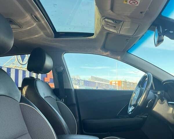 Чорний Кіа Niro, об'ємом двигуна 0 л та пробігом 72 тис. км за 22100 $, фото 8 на Automoto.ua