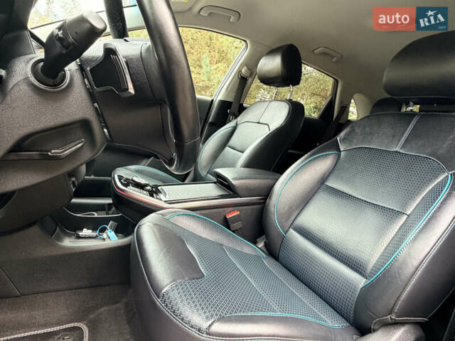 Чорний Кіа Niro, об'ємом двигуна 0 л та пробігом 80 тис. км за 22400 $, фото 17 на Automoto.ua