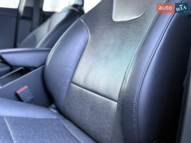 Чорний Кіа Niro, об'ємом двигуна 0 л та пробігом 63 тис. км за 28500 $, фото 63 на Automoto.ua