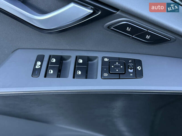 Чорний Кіа Niro, об'ємом двигуна 0 л та пробігом 63 тис. км за 28500 $, фото 54 на Automoto.ua