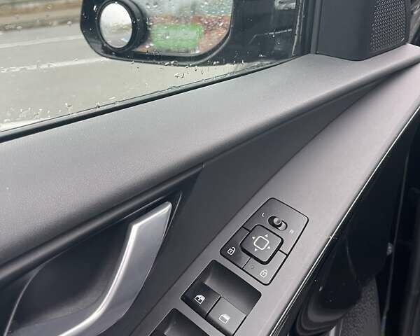 Черный Киа Niro, объемом двигателя 0 л и пробегом 70 тыс. км за 21500 $, фото 4 на Automoto.ua
