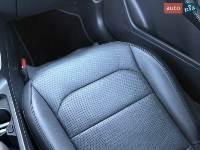 Чорний Кіа Niro, об'ємом двигуна 0 л та пробігом 63 тис. км за 28500 $, фото 80 на Automoto.ua