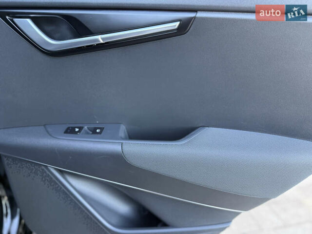 Чорний Кіа Niro, об'ємом двигуна 0 л та пробігом 63 тис. км за 28500 $, фото 100 на Automoto.ua