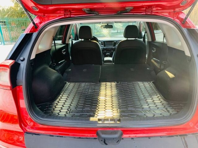 Красный Киа Niro, объемом двигателя 1.6 л и пробегом 168 тыс. км за 13900 $, фото 10 на Automoto.ua