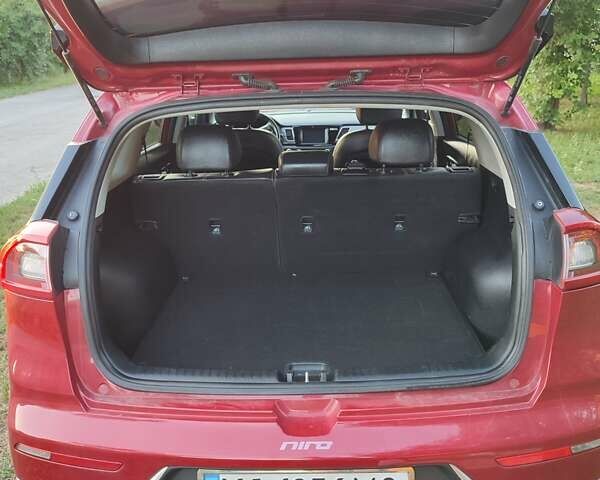 Червоний Кіа Niro, об'ємом двигуна 1.58 л та пробігом 238 тис. км за 13000 $, фото 6 на Automoto.ua