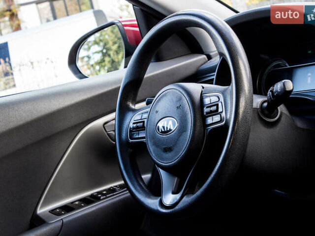 Красный Киа Niro, объемом двигателя 1.58 л и пробегом 56 тыс. км за 14500 $, фото 24 на Automoto.ua