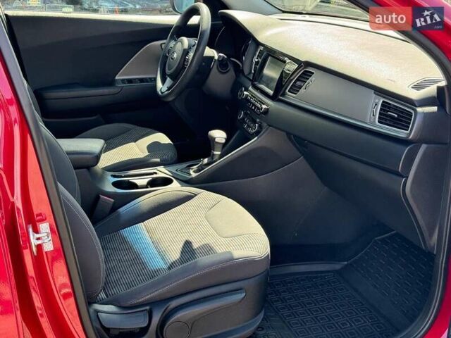 Червоний Кіа Niro, об'ємом двигуна 1.6 л та пробігом 82 тис. км за 16590 $, фото 28 на Automoto.ua