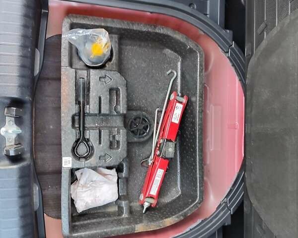 Червоний Кіа Niro, об'ємом двигуна 1.58 л та пробігом 238 тис. км за 13000 $, фото 4 на Automoto.ua