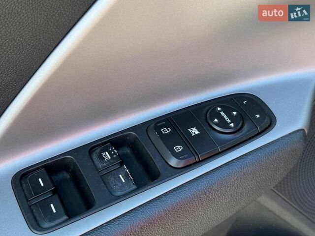 Червоний Кіа Niro, об'ємом двигуна 1.6 л та пробігом 82 тис. км за 16590 $, фото 18 на Automoto.ua