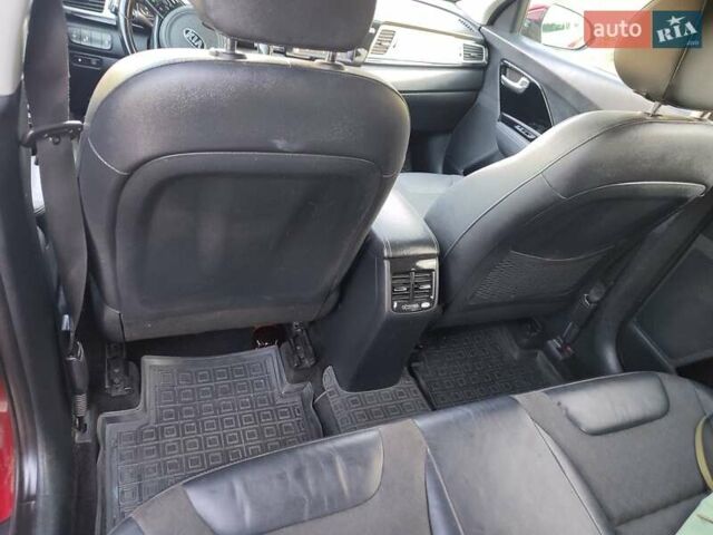 Червоний Кіа Niro, об'ємом двигуна 1.58 л та пробігом 238 тис. км за 13000 $, фото 3 на Automoto.ua
