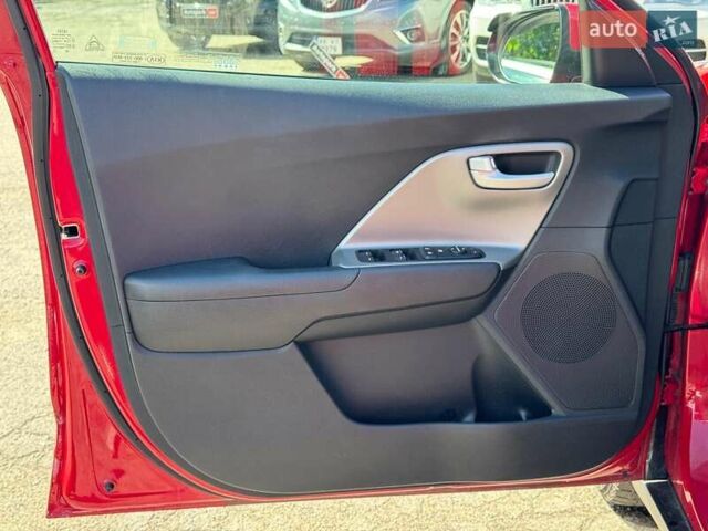 Червоний Кіа Niro, об'ємом двигуна 1.6 л та пробігом 82 тис. км за 16590 $, фото 16 на Automoto.ua