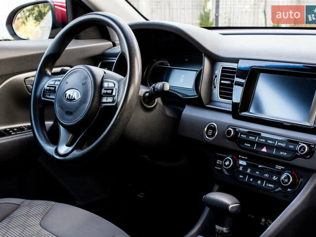 Красный Киа Niro, объемом двигателя 1.58 л и пробегом 56 тыс. км за 14500 $, фото 25 на Automoto.ua
