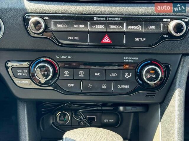 Червоний Кіа Niro, об'ємом двигуна 1.6 л та пробігом 82 тис. км за 16590 $, фото 34 на Automoto.ua