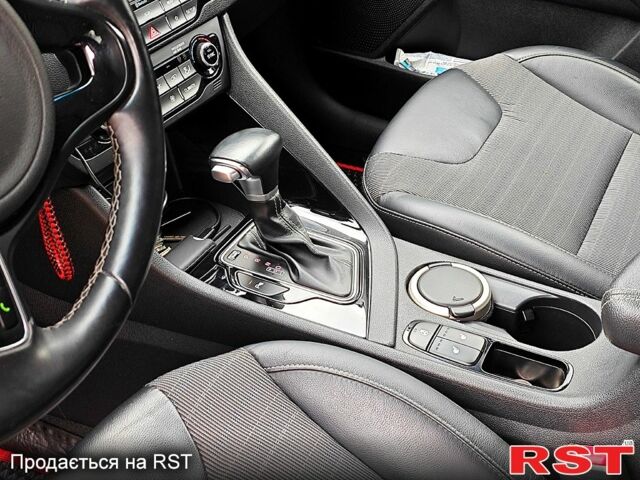 Красный Киа Niro, объемом двигателя 1.6 л и пробегом 49 тыс. км за 21000 $, фото 9 на Automoto.ua