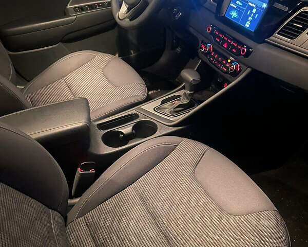 Красный Киа Niro, объемом двигателя 1.58 л и пробегом 67 тыс. км за 16300 $, фото 10 на Automoto.ua