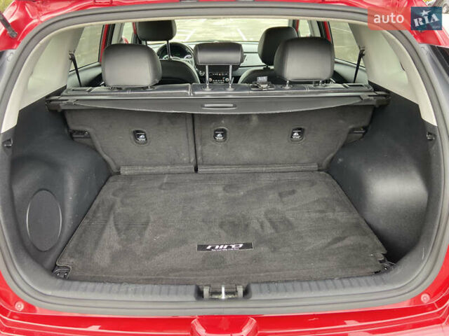 Красный Киа Niro, объемом двигателя 1.58 л и пробегом 119 тыс. км за 17250 $, фото 7 на Automoto.ua